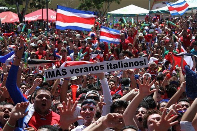 CĐV Costa Rica phát cuồng với chiến thắng lịch sử ảnh 11